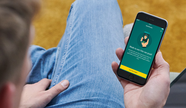 Man heeft mobiel in handen met ABN AMRO app open 