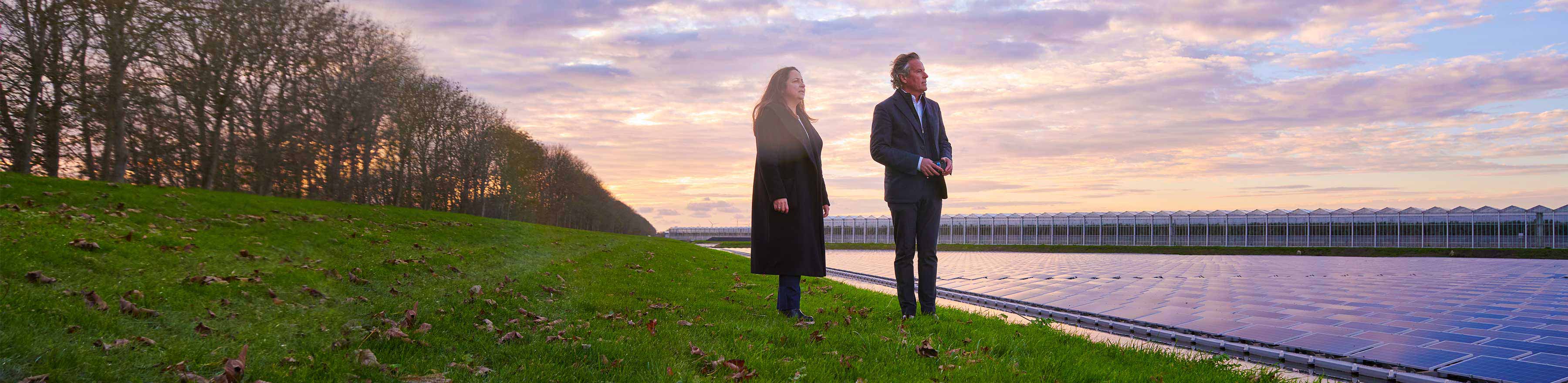 twee mensen op het gras bij het water