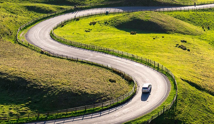 Auto op weg in groene omgeving