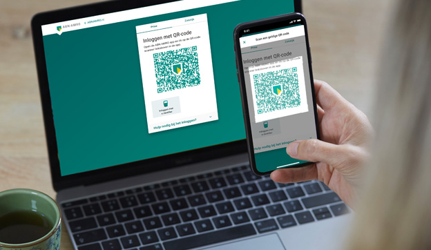 Vrouw logt in Internet Bankieren in via de ABN AMRO app