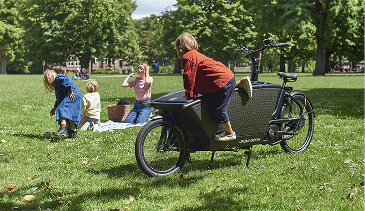 Urban Arrow bakfiets park en mensen